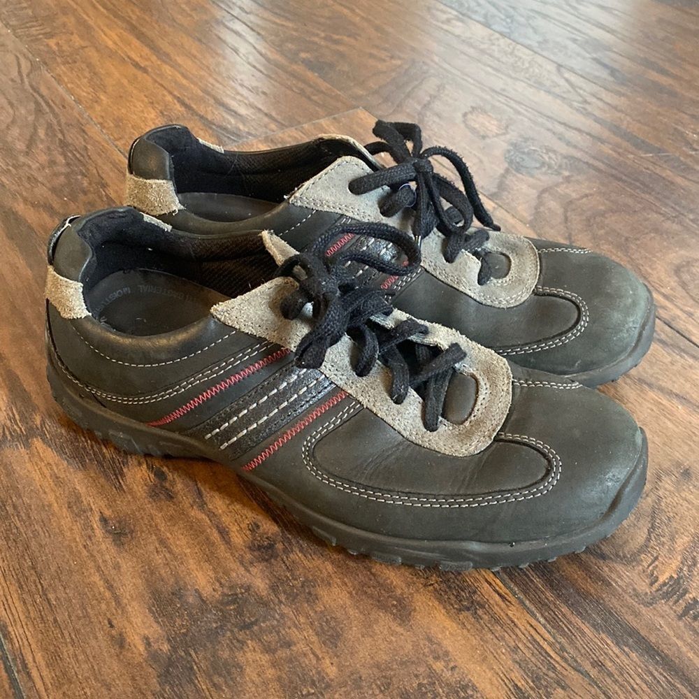 MEN'S ECCO GRAY LEATHER/ SUADE CASUAL LACE-UP SNEAKER SHOES. SIZE 9.5 / 43 GUC